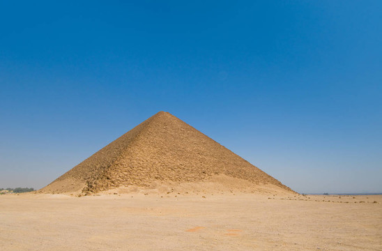 紅色金字塔在Dahshur；開羅；埃及