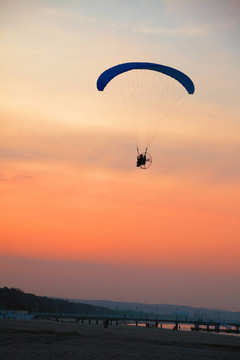 滑翔伞的天空上自由的感觉