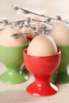 在紅色和綠色eggcups雞蛋