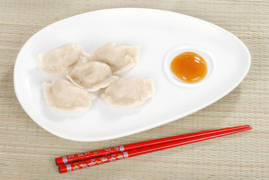 亚洲饺子用筷子