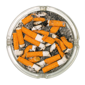 煙灰缸滿滿的煙蒂