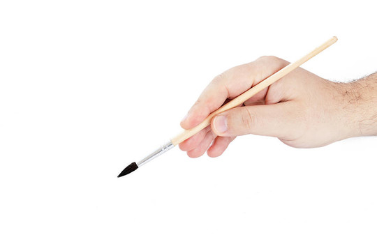 男人用刷子畫一幅畫