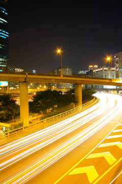 夜間車輛在高速公路上留下的痕跡