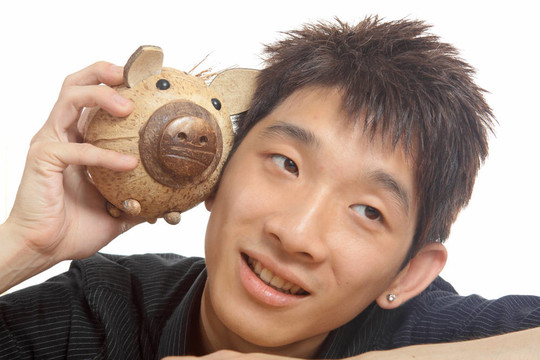 亞洲男子與小豬銀行