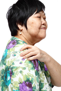 年長(zhǎng)的女人抱著她疼痛的背部