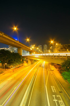 夜間車輛在高速公路上留下的痕跡