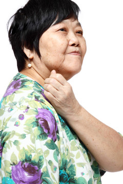 年長的女人抱著她疼痛的背部