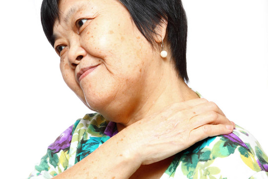 年長(zhǎng)的女人抱著她疼痛的背部