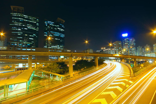 夜間車輛在高速公路上留下的痕跡