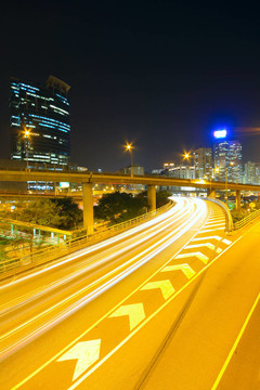 夜間車輛在高速公路上留下的痕跡