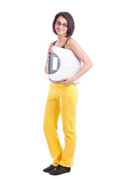 女子拿著秤