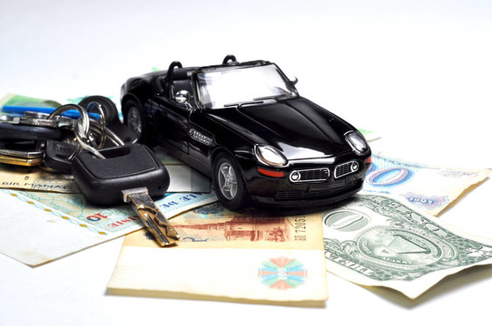 黑色汽車；鑰匙和金錢隔離