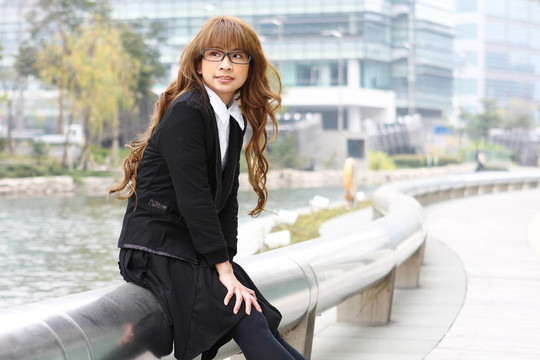 辦公室里一位年輕女商人的畫像