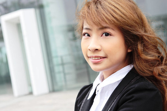 辦公室里一位年輕女商人的畫像