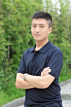 青年商人站與手交叉