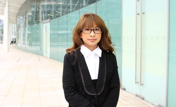 辦公室里一位年輕女商人的畫像