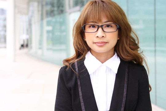 辦公室里一位年輕女商人的畫像