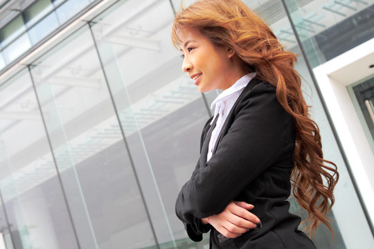 辦公室里一位年輕女商人的畫(huà)像