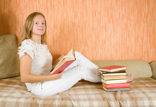 女孩在家里的書