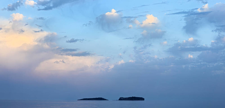 海景觀與兩個(gè)島嶼和美麗的綠松石天空