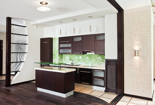 现代厨房（工作室）内部与深色木地板
