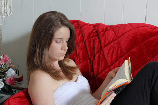 年輕的成年人閱讀一本書