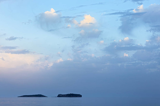 海景觀與兩個(gè)島嶼和美麗的綠松石天空