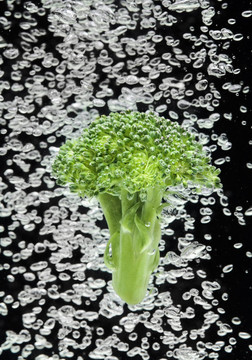 綠花椰菜與氣泡落入水中