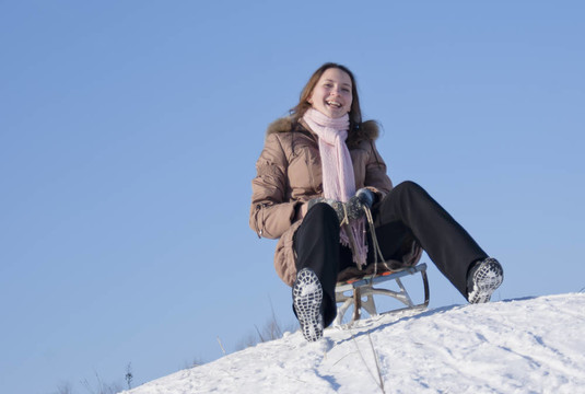 少女的雪橇從山上