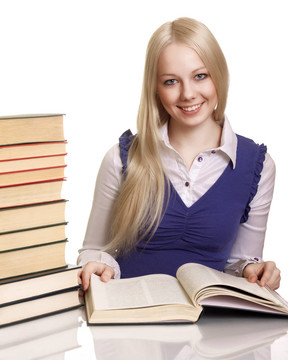 友善的大學(xué)女生在書桌上孤立書本
