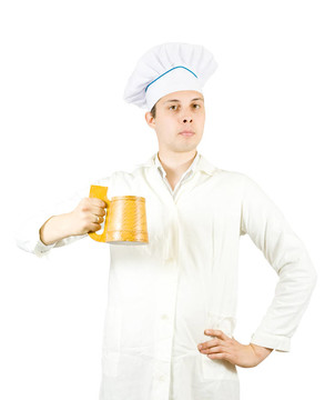 男廚師用啤酒杯