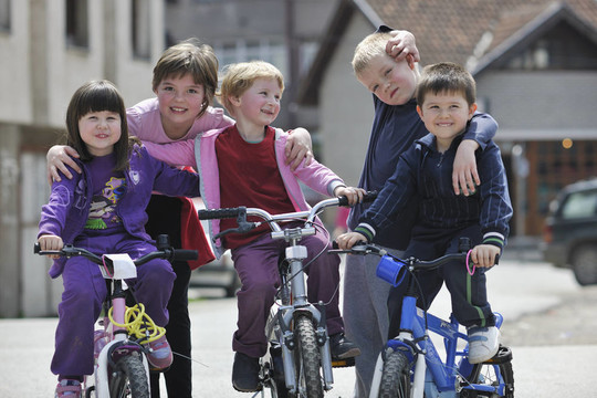 快乐儿童组学习驾驶自行车