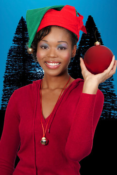 抱着圣诞饰品的黑人妇女