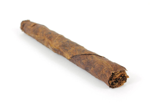 白色背景上的雪茄