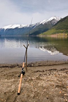 釣魚竿和湖