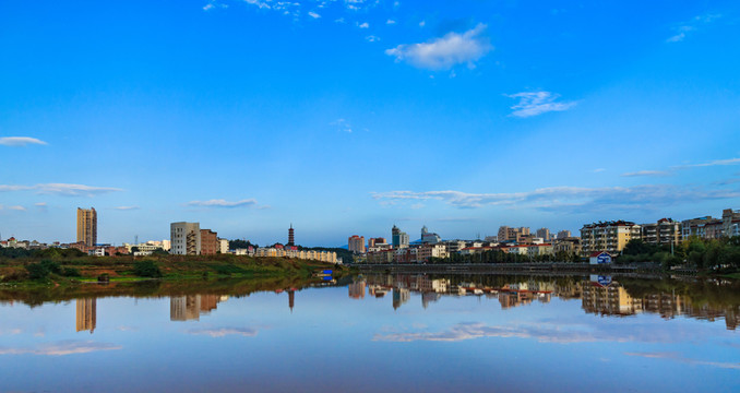 城市河畔風(fēng)光
