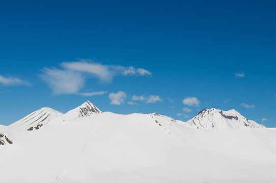 在冬天的雪下的高山