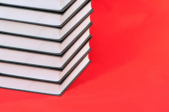 桌子上的書