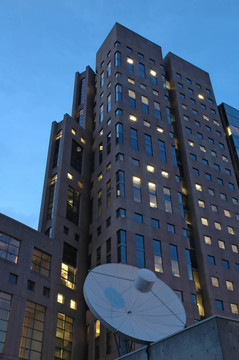 高層建筑和衛(wèi)星天線
