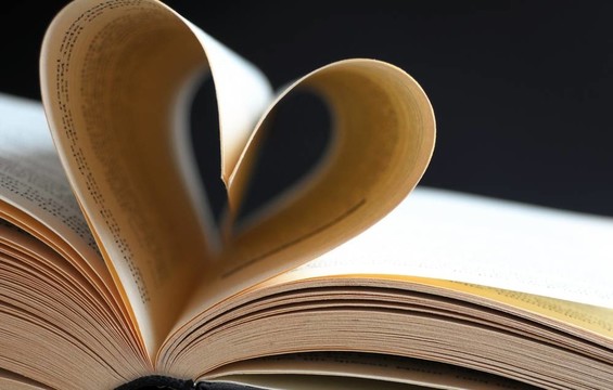 一本書的書頁彎曲成一顆心