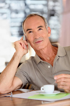 一個(gè)65歲的男人正在尋找活力