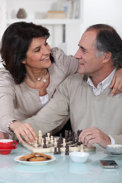 一對情侶在一起下棋