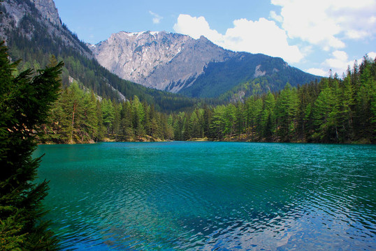 帶山的綠湖