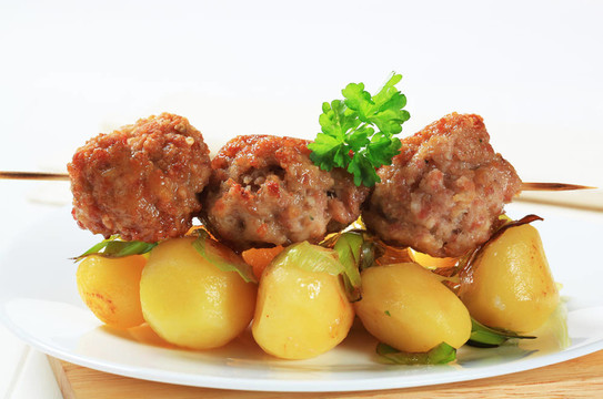 肉丸串和土豆