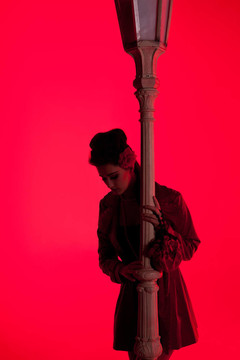 年輕的女人和lightpole