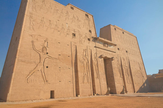 在荷魯斯神廟入口（Edfu；埃及）