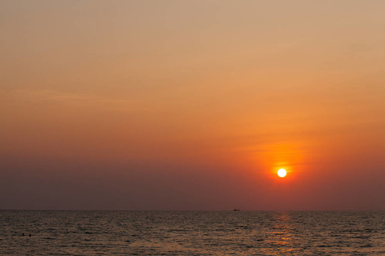 太陽落下。