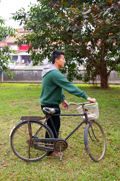 亞洲男子騎自行車