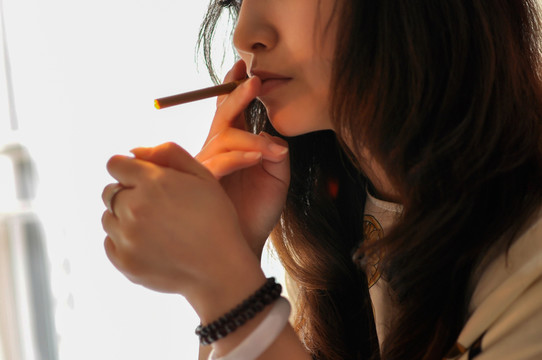 抽煙的女人