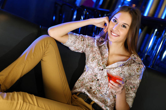 夜總會(huì)里有魅力的女人喝一杯
